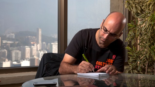 O escritor Valter Hugo Mãe durante entrevista com <a href="https://veja.abril.com.br/blog/todoprosa/" rel="">Sérgio Rodrigues</a> no Hotel Marina Palace, Leblon
