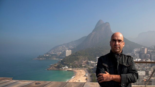 O escritor Valter Hugo Mãe no Leblon, Rio de Janeiro