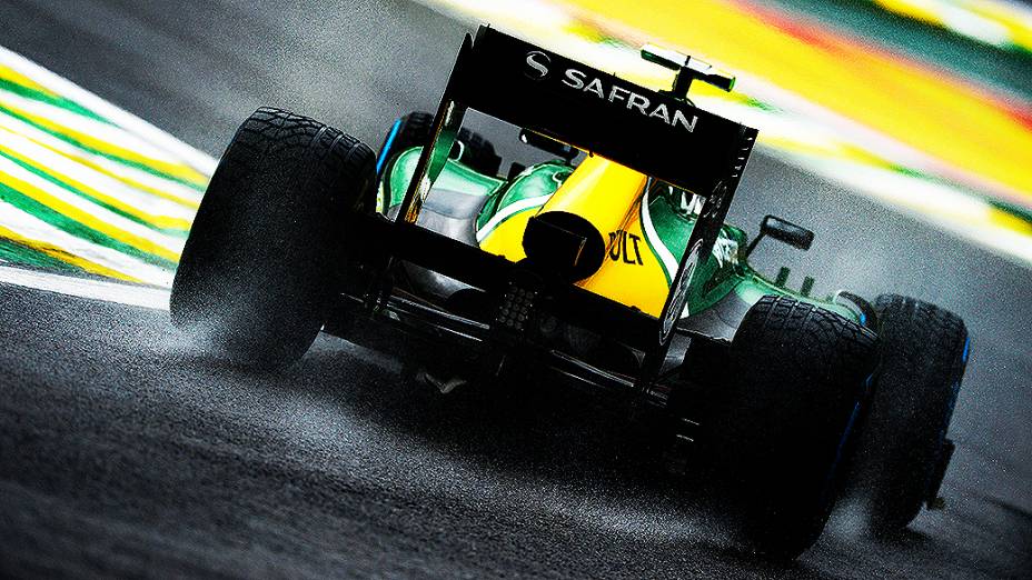 Com pista muito molhada, Giedo van der Garde usa pneus de chuva em treino classificatório no circuito de Interlagos, em São Paulo