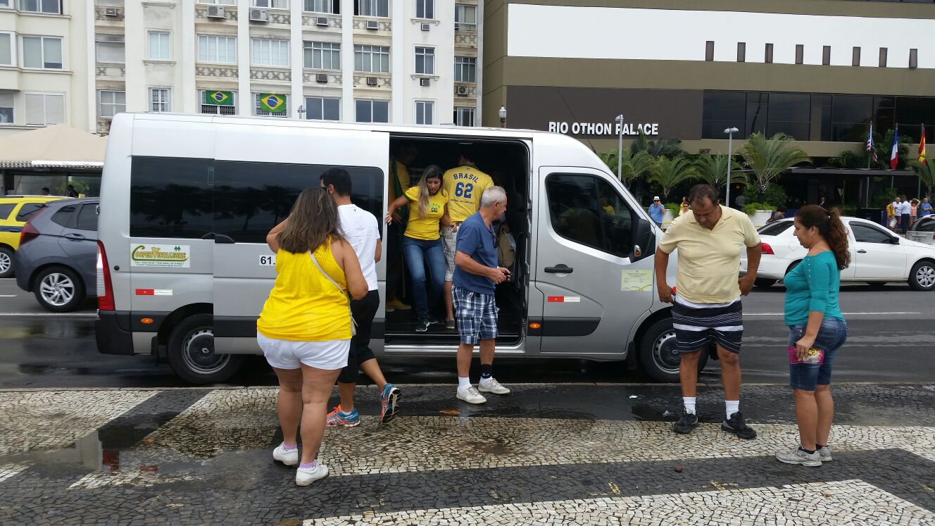 Van traz moradores de Taquara ao protesto