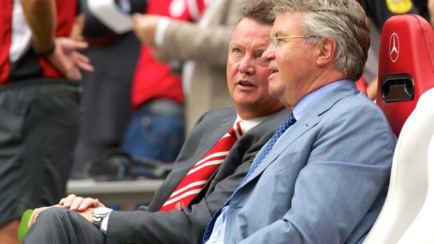 Louis Van Gaal (à esq.), o atual técnico da Holanda, e Guus Hiddink, seu sucessor depois da Copa do Mundo de 2014