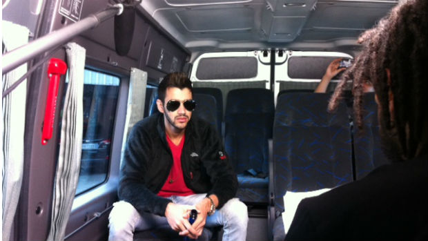 O cantor Gusttavo Lima grava vídeo de bastidores do Vevo Go Show dentro de uma van em São Paulo