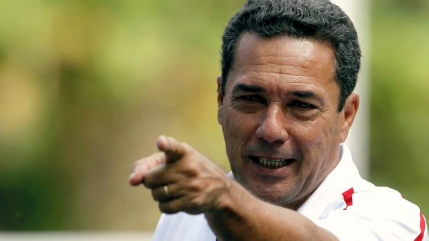 Luxemburgo comanda o treino do Flamengo: para o técnico, Brasileirão 2011 tem jeito de 'pega pra capar'
