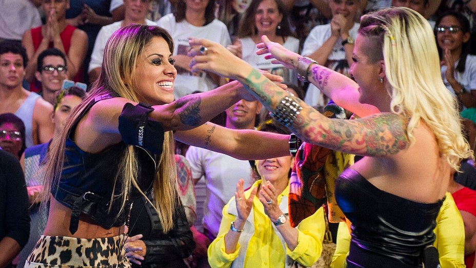 Vanessa é recebida por Clara após vencer o BBB14