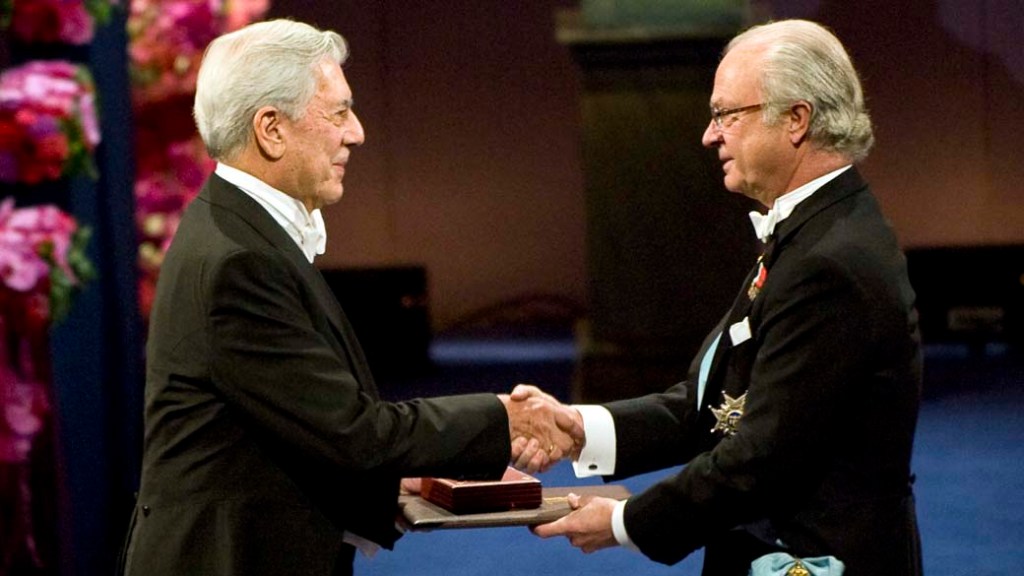 O escritor peruano Mario Vargas Llosa recebe o Nobel de Literatura das mãos do rei da Suécia em Estocolmo