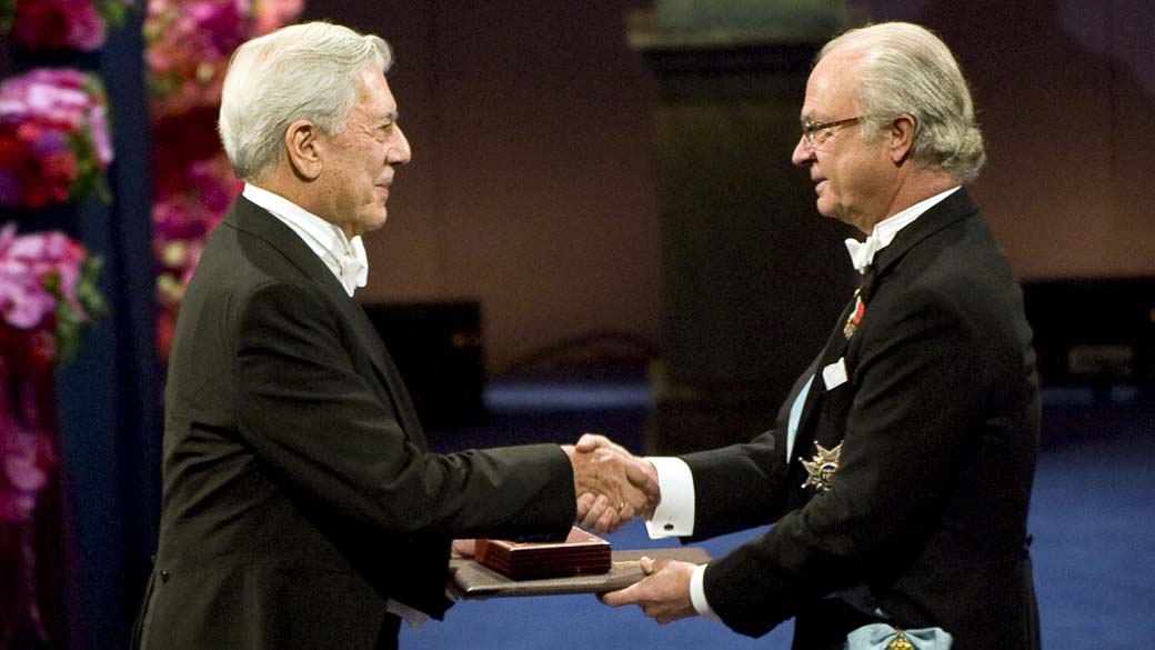 O escritor peruano Mario Vargas Llosa recebe o Nobel de Literatura das mãos do rei da Suécia em Estocolmo