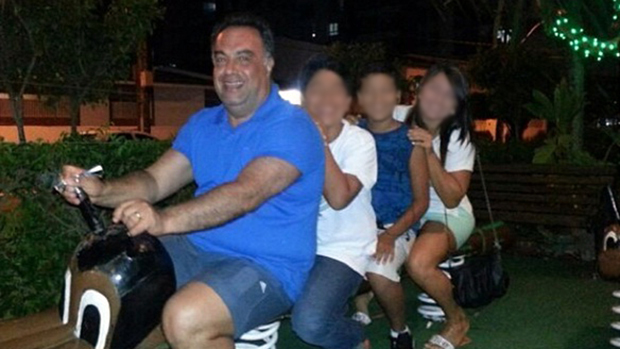O deputado licenciado André Vargas (PT-PR) passeia com os filhos