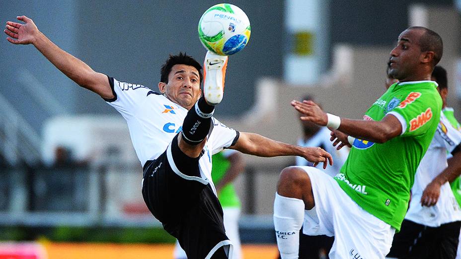 Cumprindo pena imposta pelo Superior Tribunal de Justiça Desportiva (STJD) pela confusão entre as torcidas na última rodada do Brasileirão de 2013 contra o Atlético-PR, o Vasco joga contra o América-MG de portões fechados. Será o primeiro da punição de seis partidas - três sem torcedores em São Januário e mais três a 100km do Rio de Janeiro