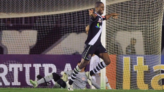 Dedé, do Vasco, comemora gol contra o Internacional, em partida pelo Campeonato Brasileiro - 09/07/2011