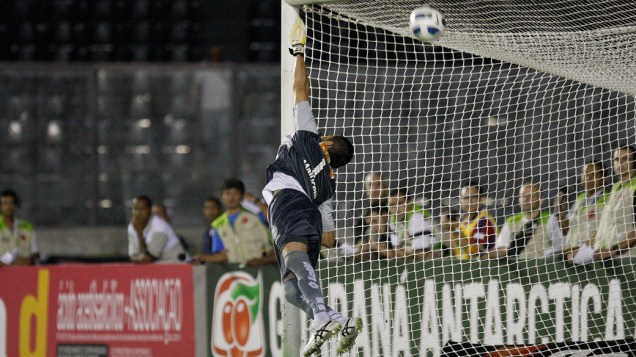 Gol do Juninho Pernambucano, do Vasco, em partida contra o Coritiba, pelo Campeonato Brasileiro - 08/09/2011