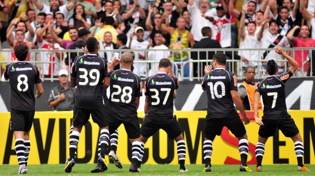 Jogadores do Vasco comemoram gol contra o Corinthians, em partida pelo Campeonato Brasileiro - 02/10/2011<br>   