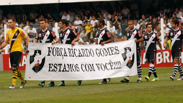 Jogadores do Vasco homenageiam o técnico Ricardo Gomes, em recuperação de um AVC, antes da partida contra o Santos - 06/11/2011