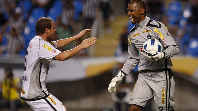 Jefferson, do Vasco, comemora pênalti defendido, durante partida contra o Botafogo - 13/11/2011