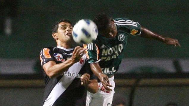 Jogadores do Palmeiras e Vasco disputam bola, em partida pelo Campeonato Brasileiro - 16/11/2011