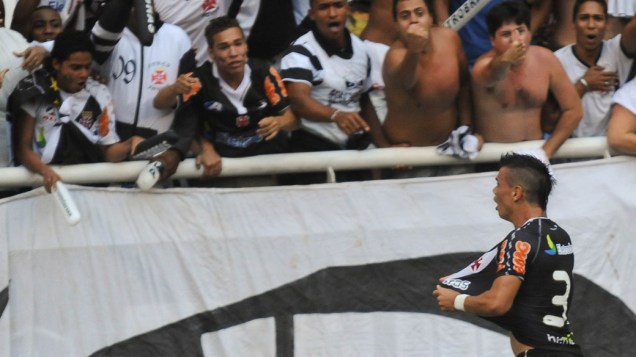 Bernardo, do Vasco, comemora gol contra o Fluminense, em partida pelo Campeonato Brasileiro - 27/11/2011