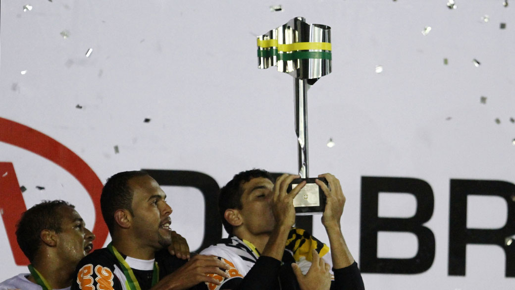 Diego Souza, do Vasco, levanta a taça e comemora a conquista da Copa do Brasil em 2011