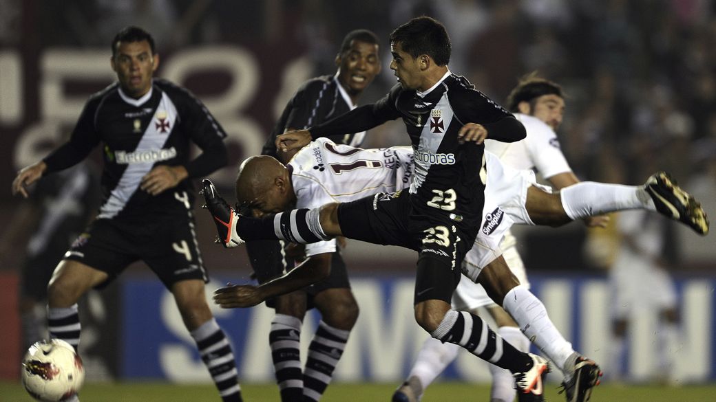 Lance do jogo entre Vasco e Lanús, na Argentina, pela Libertadores 2012