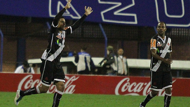 Diego Souza, à esquerda, comemora gol que definiu o placar da vitória do Vasco sobre o Avaí em Florianópolis