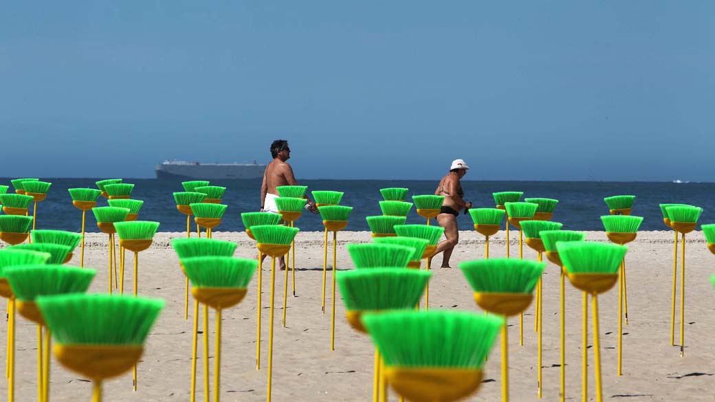 No Rio de Janeiro, 594 vassouras são fixadas na praia de Copacabana, em ação contra a corrupção no país. As vassouras representam os 81 senadores e os 513 deputados brasileiros