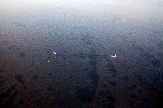 Barcos tentam retirar o óleo que se espalha pelo Golfo do México, perto de Nova Orleans