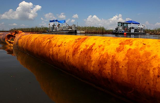 Funcionários da BP tentam limpar o óleo de pântano na Louisiana