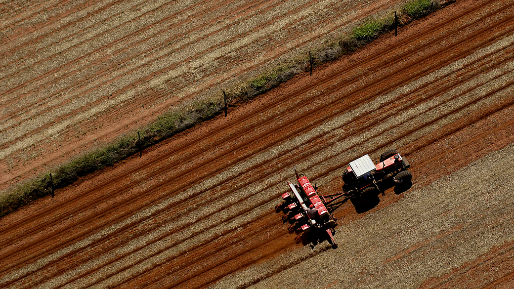 Ao contrário da indústria e do setor de serviços, agropecuária encerrou 2013 com retração de 1,4%