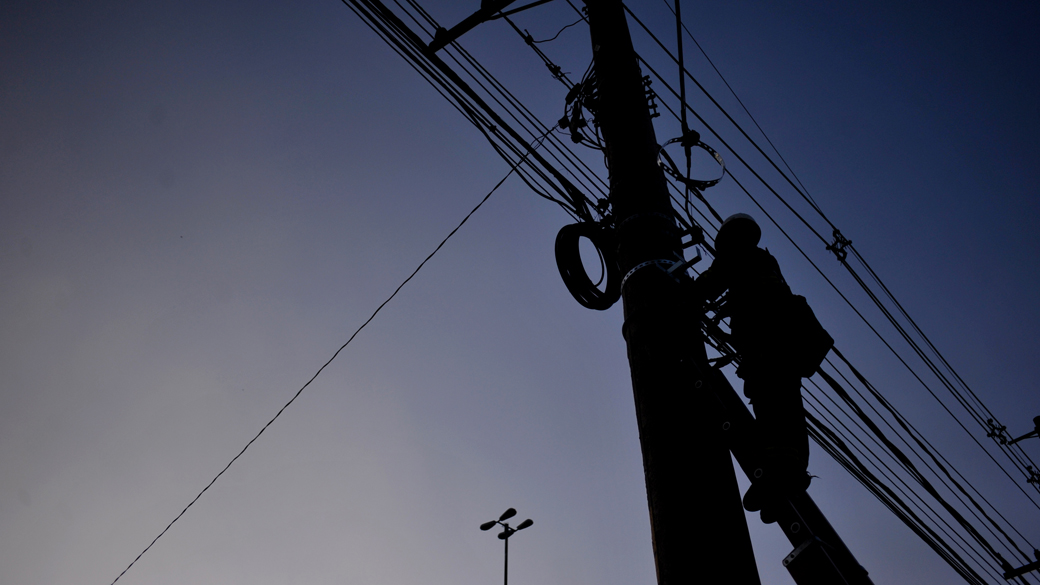 Trabalhadores fazem manutenção em rede elétrica na zona sul de São Paulo