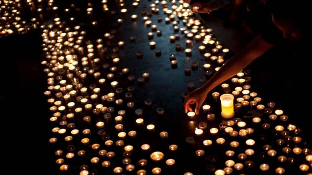 Na Catedral de Oslo, noruegueses acendem velas em memória das vítimas dos ataques da última sexta-feira