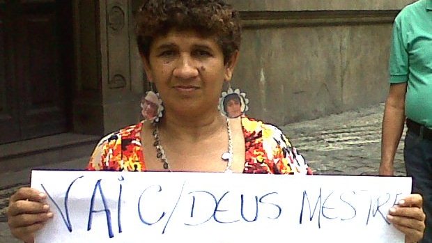 A empregada doméstica Mirlene da Silva, de 45 anos, no velório do humorista Chico Anysio
