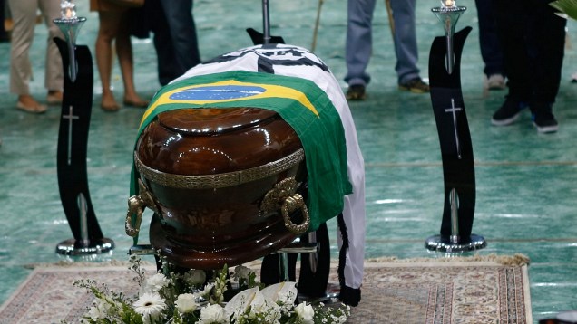 Caixão com o corpo de Chorão é coberto com bandeiras do Brasil e do Santos, time do cantor