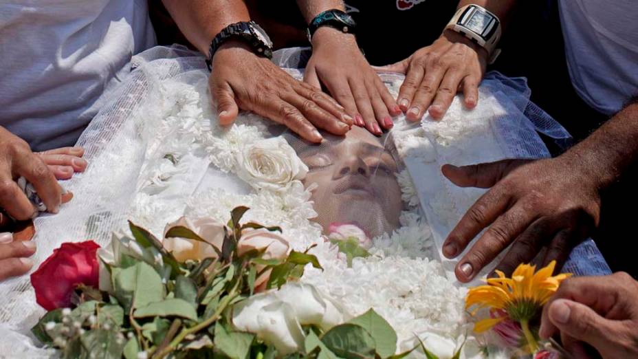 Funeral de Luiza Paula da Silveira Machado no cemitério Jardim da Saudade, no Rio de Janeiro