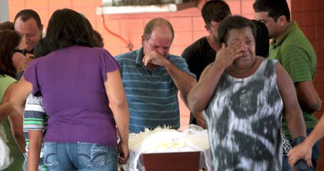 Familiares durante velório do estudante Rafael Pereira da Silva de 14 anos, no Rio de Janeiro Familiares durante velório do estudante Rafael Pereira da Silva de 14 anos, no Rio de Janeiro