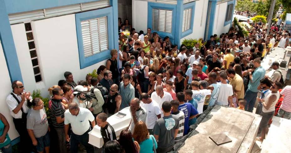 Enterro da estudante Mariana Rocha de Souza de 12 anos, no Rio de Janeiro