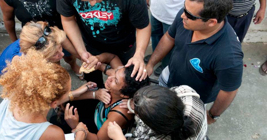 Maria José durante o enterro da filha Laryssa Silva Martins de 13 anos, no Rio de Janeiro
