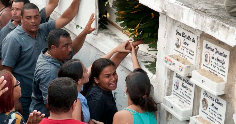 Enterro da estudante Laryssa Silva Martins de 13 anos, no Rio de Janeiro