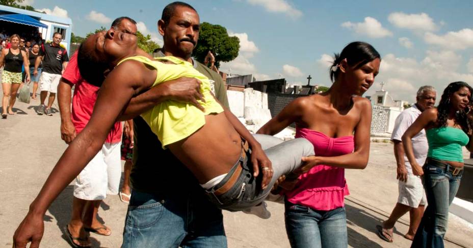 Familiares e amigos no enterro da estudante Laryssa Silva Martins de 13 anos, no Rio de Janeiro
