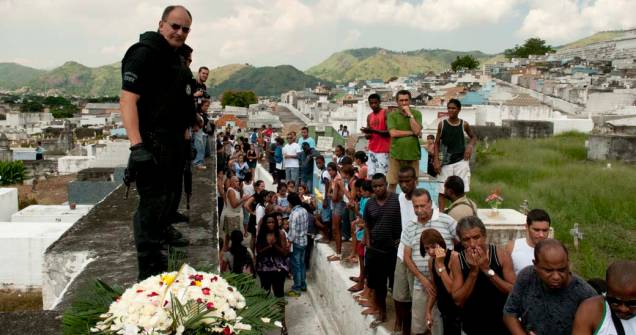 Enterro da estudante Mariana Rocha de Souza de 12 anos, no Rio de Janeiro Enterro da estudante Mariana Rocha de Souza de 12 anos, no Rio de Janeiro