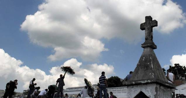 Familiares e amigos assistem ao enterro de duas das 12 vítimas que morreram na tragédia da Escola Municipal Tasso da Silveira, Rio de Janeiro Familiares e amigos assistem ao enterro de duas das 12 vítimas que morreram na tragédia da Escola Municipal Tasso da Silveira, Rio de Janeiro