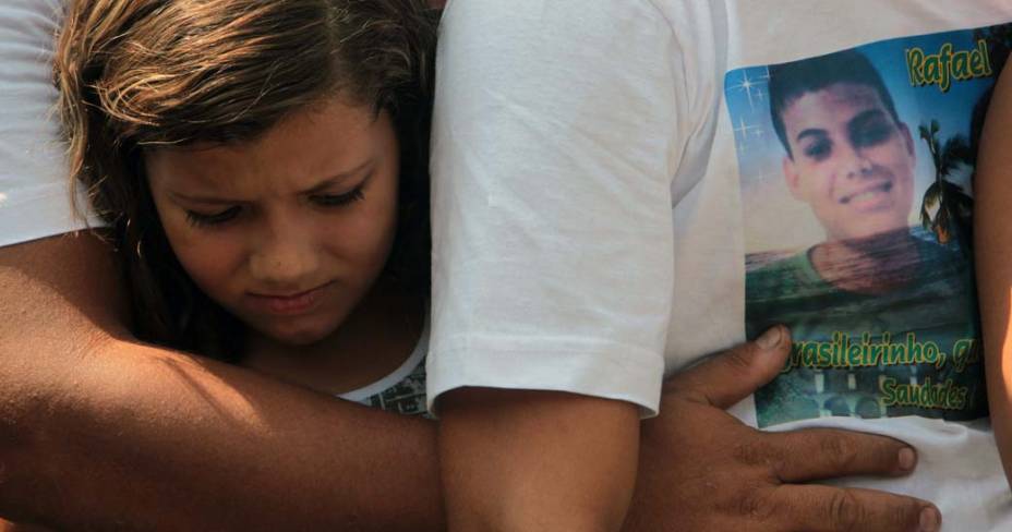 Familiares no enterro do estudante Rafael Pereira da Silva de 14 anos, no Rio de Janeiro