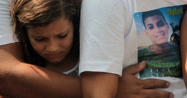 Familiares no enterro do estudante Rafael Pereira da Silva de 14 anos, no Rio de Janeiro Familiares no enterro do estudante Rafael Pereira da Silva de 14 anos, no Rio de Janeiro