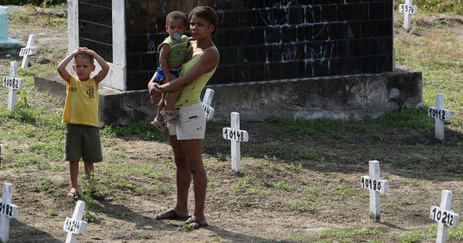 Enterro da estudante Bianca Rocha Tavares de 13 anos, no Rio de Janeiro