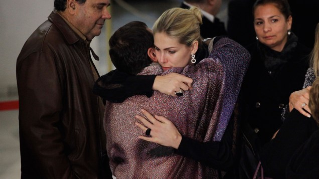 A modelo Ana Hickmann abraça o filho de Hebe Camargo, Marcelo, durante velorio da apresentadora, que faleceu após sofrer uma parada cardiorespiratoria durante este sabado, no Palacio dos Bandeirantes