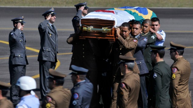 O corpo do ex-presidente Itamar Franco chega no aeroporto de Juiz de Fora, Minas Gerais