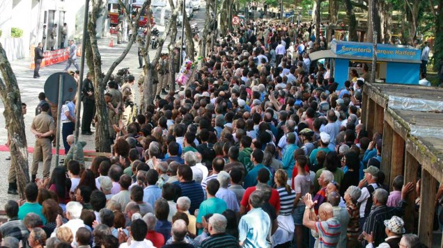 Populares acompanham a chegada do corpo do ex- presidente Itamar Franco na Câmara Municipal de Juiz de Fora, em Minas Gerais