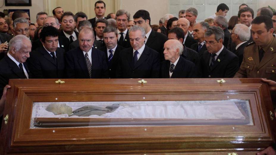 O presidente do Senado, José Sarney, o governador de Minas Gerais, Antônio Anastasia, o ex-presidente Luiz Inácio Lula da Silva, o vice presidente Michel Temer e outras autoridades durante velório do senador Itamar Franco