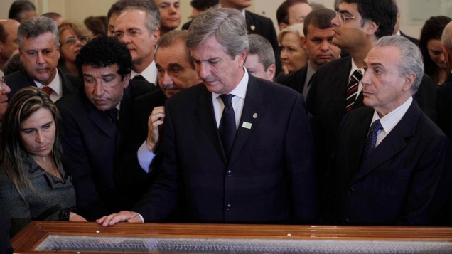 O senador Fernando Collor e o vice presidente Michel Temer durante velório do senador Itamar Franco