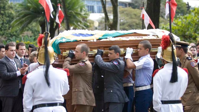 O caixão com o corpo do senador e ex-presidente Itamar Franco chega ao Palácio da Liberdade, sede do Governo mineiro, Belo Horizonte