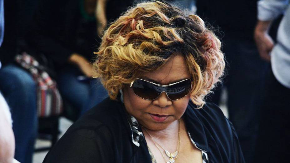 Cantora Alcione no velório de Jair Rodrigues na Assembleia Legislativa de São Paulo