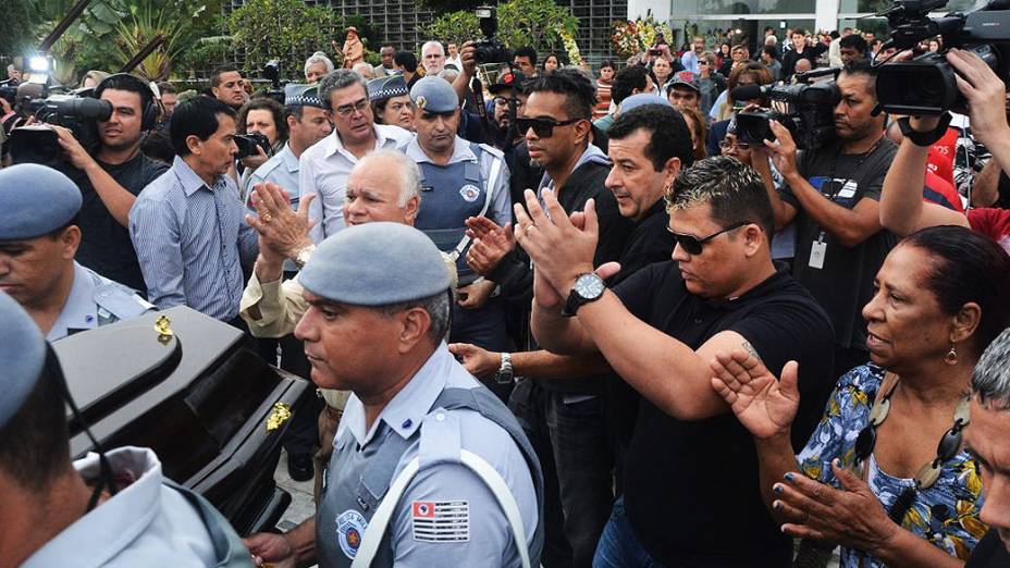 Caixão com o corpo de Jair Rodrigues é levado da Assembleia Legislativa de São Paulo para o Cemitério Gethsemani, em São Paulo