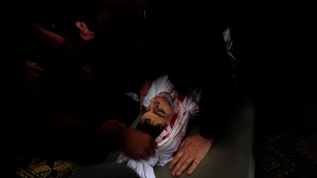 Parentes velam o corpo do militante palestino Awni Abd Al Hadi, morto nesta segunda-feira durante confronto com soldados israelenses